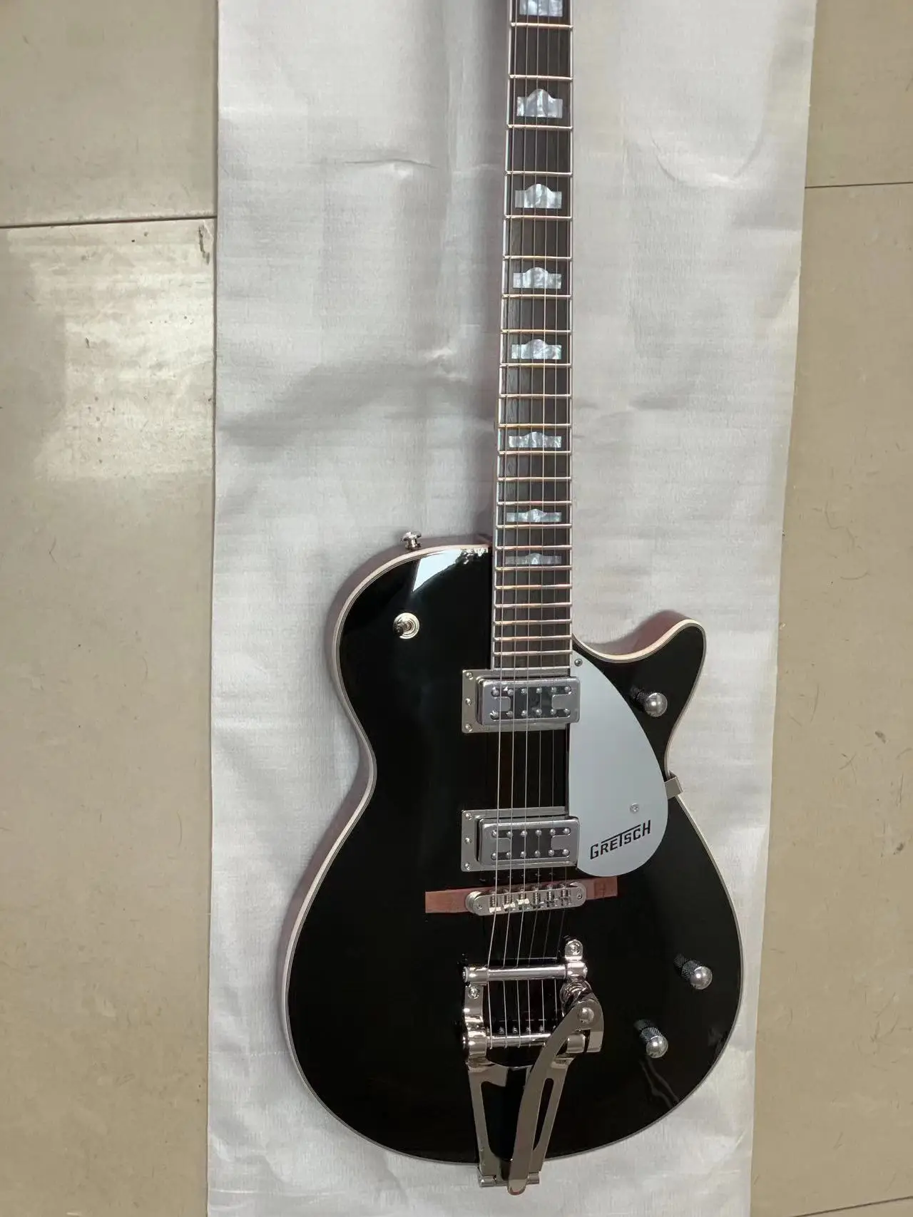

Factory direct sales of high quality 6-string jazz electric guitar, black body, large rocker pull board, free shipping