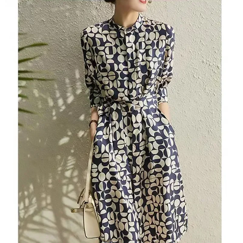 2023 Geometric Print High-fashion Sense Mulberry Silk Dress Silk Temperament Dress Women's Summer New Navy Blue Silk Print Dress
2023 Geometric Print High-fashion Sense Mulberry Silk Dress Silk Temperament Dress Women's Summer New Navy Blue Silk Print Dress