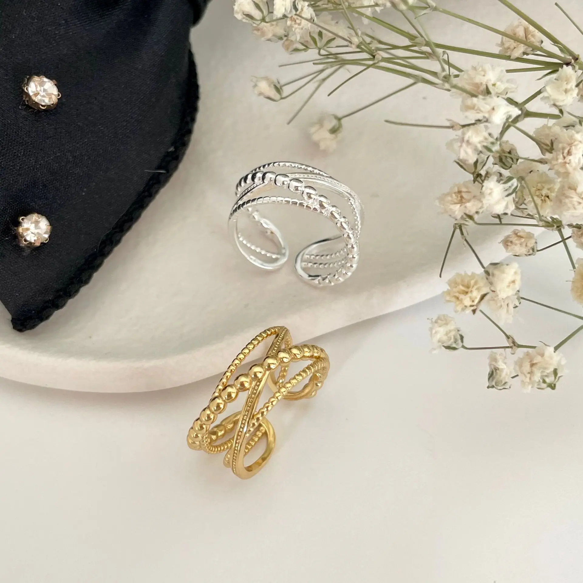 Женское кольцо из серебра 925 пробы, с бусинами
Женское кольцо из серебра 925 пробы, с бусинами