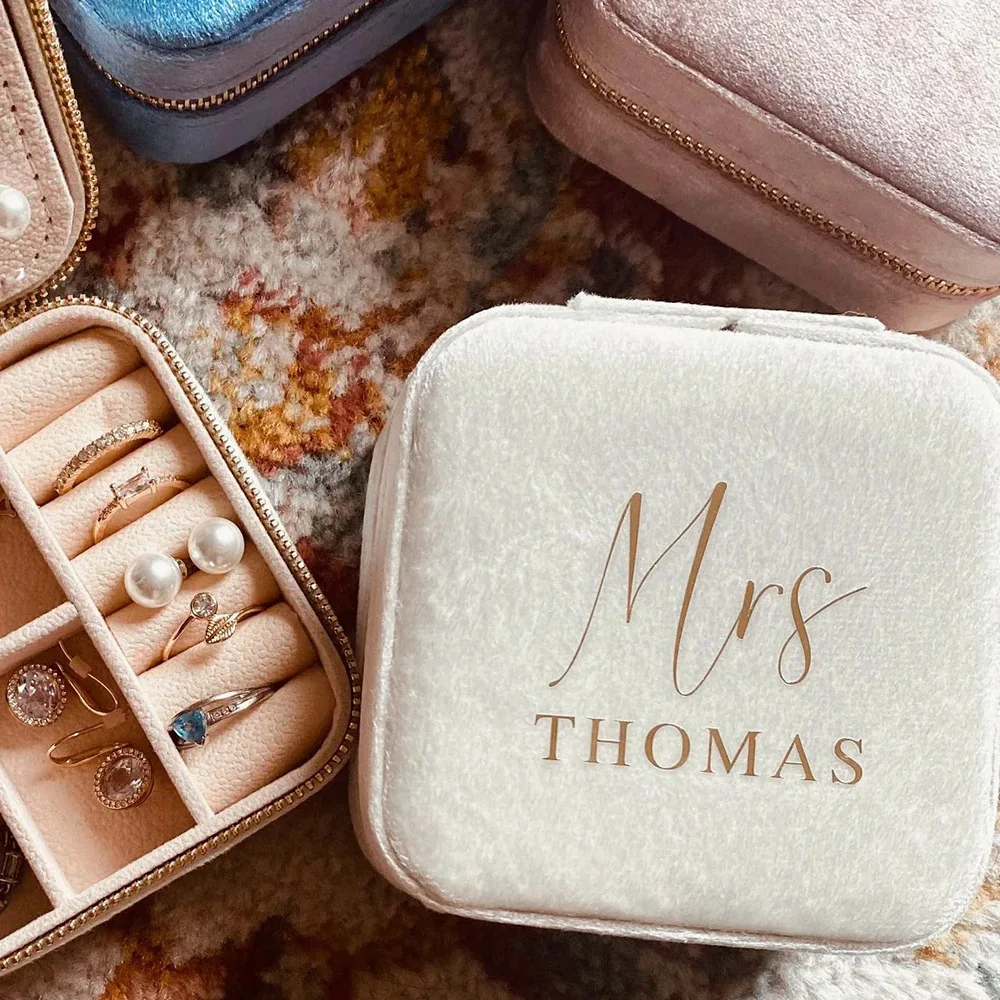 Personalized Jewelry Box Travel Case Jewelries Bridesmaid Gift Wedding Party Earrings Ring Necklace Storage Velvet Girlfriend
Personalized Jewelry Box Travel Case Jewelries Bridesmaid Gift Wedding Party Earrings Ring Necklace Storage Velvet Girlfriend