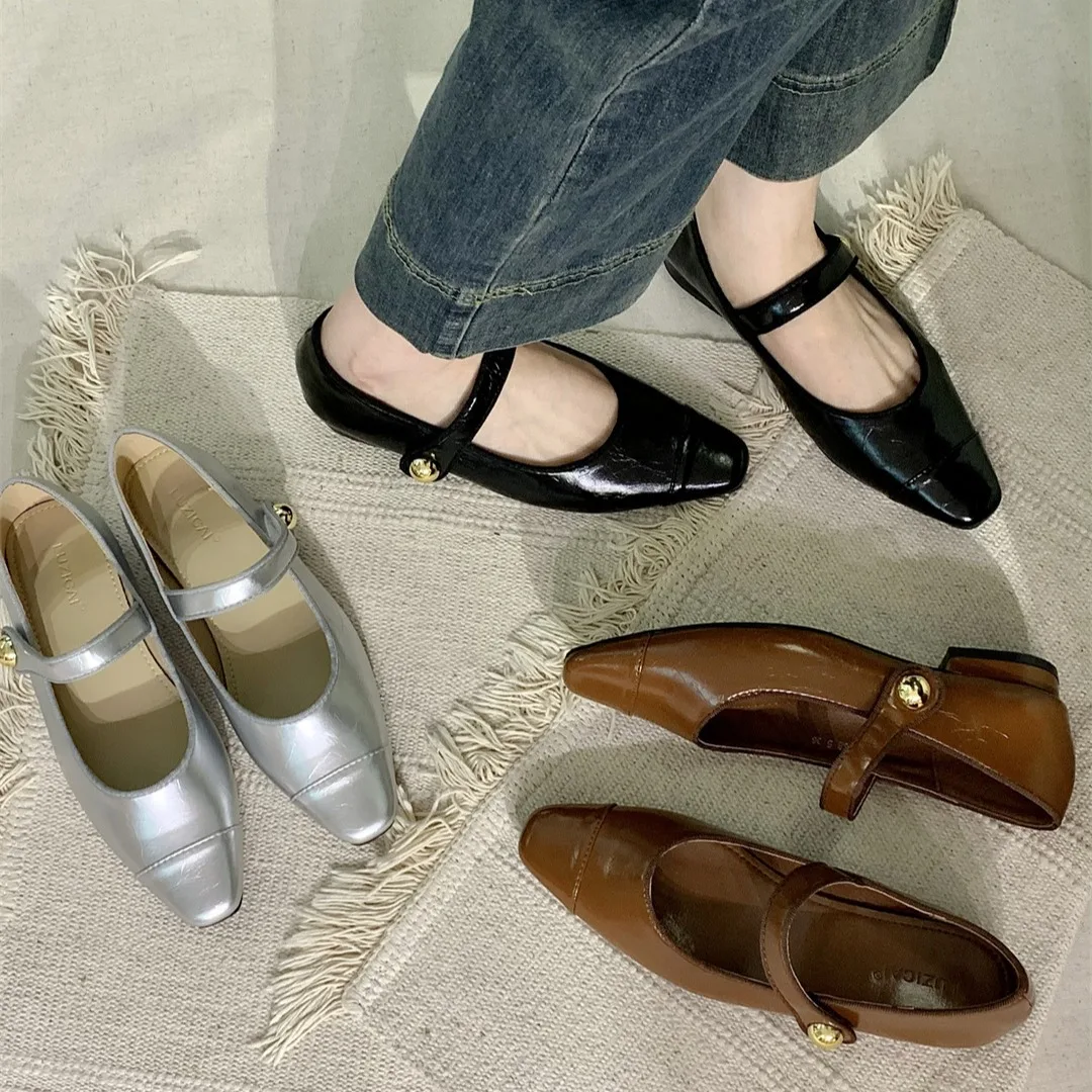 Повседневная женская обувь, Осенняя обувь на низком каблуке, Черная Женская обувь на плоской подошве с квадратным носком, модная осенне-зимняя однотонная обувь, новинка 2024 
Повседневная женская обувь, Осенняя обувь на низком каблуке, Черная Женская обувь на плоской подошве с квадратным носком, модная осенне-зимняя однотонная обувь, новинка 2024