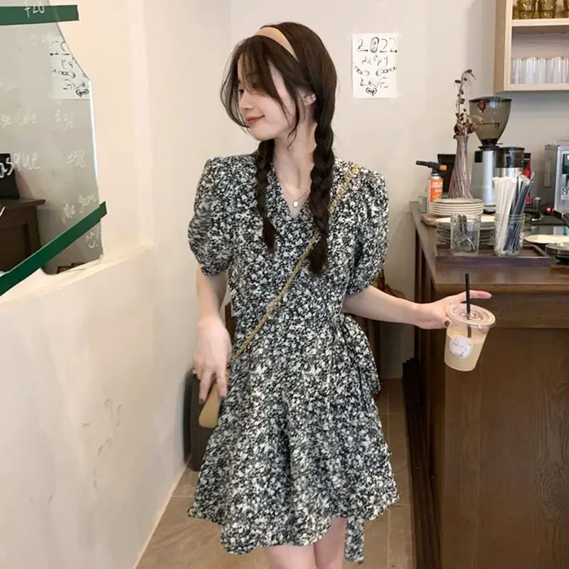 Short Sleeve Black Floral Dress Women's Summer Vintage Ruffles Cinched Waist Slim Elegant V-neck Mini Dress
Short Sleeve Black Floral Dress Women's Summer Vintage Ruffles Cinched Waist Slim Elegant V-neck Mini Dress