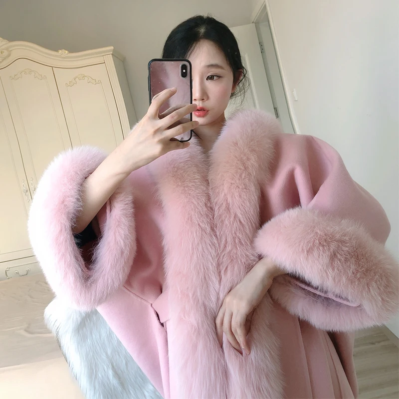 New 2022 Brand Real Wool Fur Cloak Coat Women Loose-Fit Winter Warm Hoodie Cashmere Blend Overcoat With Genuine Fox Fur Trim
New 2022 Brand Real Wool Fur Cloak Coat Women Loose-Fit Winter Warm Hoodie Cashmere Blend Overcoat With Genuine Fox Fur Trim