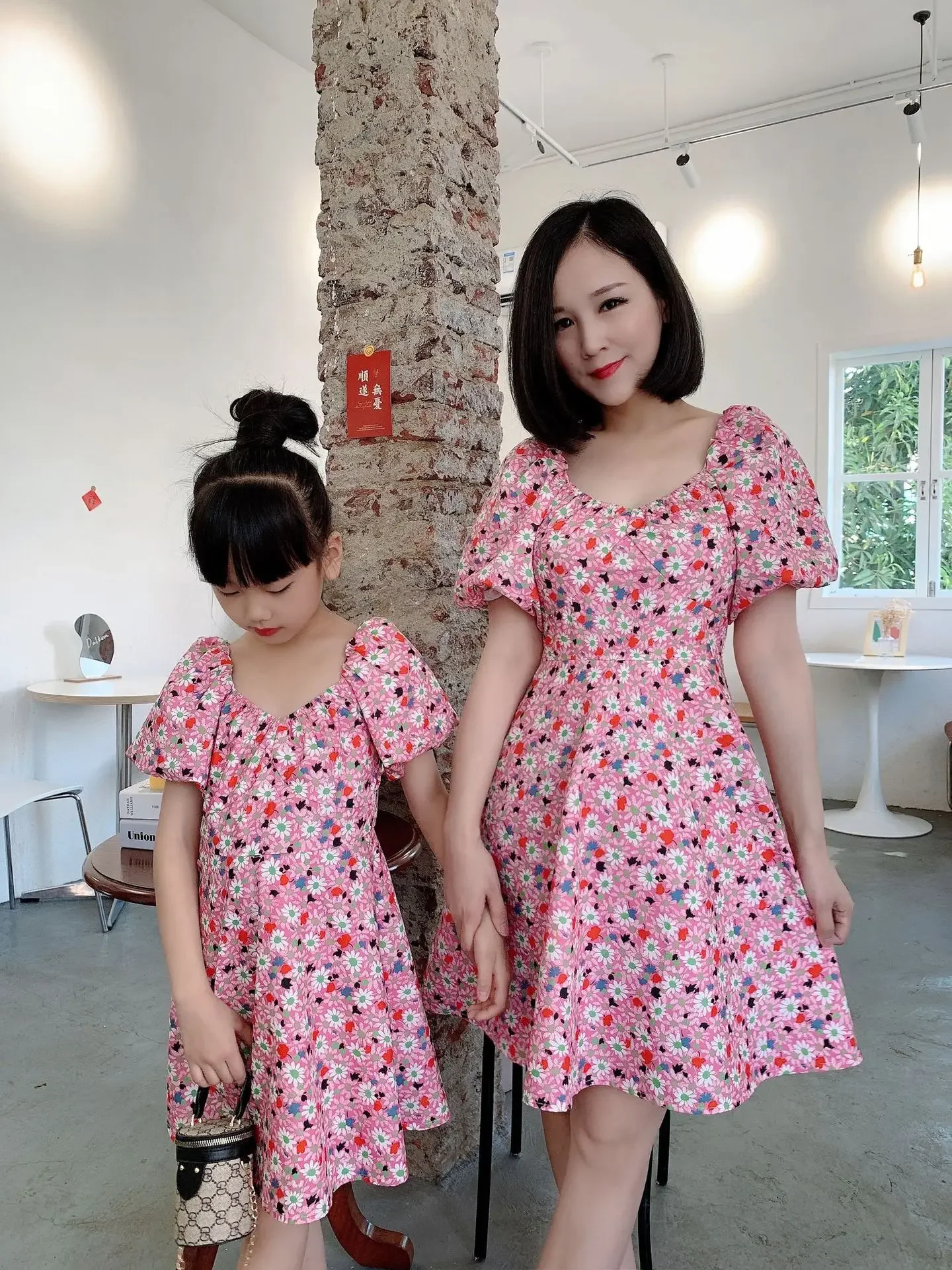 

Семейные одинаковые наряды, летние платья с цветочным принтом для мамы и дочки, семейный образ в Корейском стиле, платье для мамы и девочки, одежда для мамы и дочки