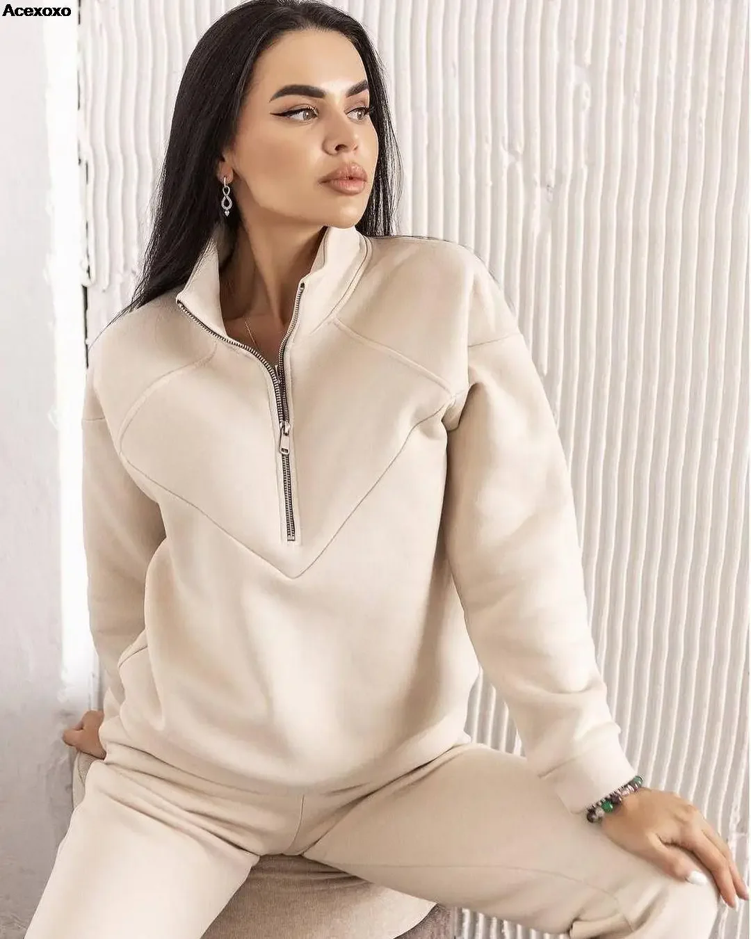 2023 Autumn and winter new women's fashion casual hooded long sleeve solid color shaker zipper sports two-piece set
2023 Autumn and winter new women's fashion casual hooded long sleeve solid color shaker zipper sports two-piece set