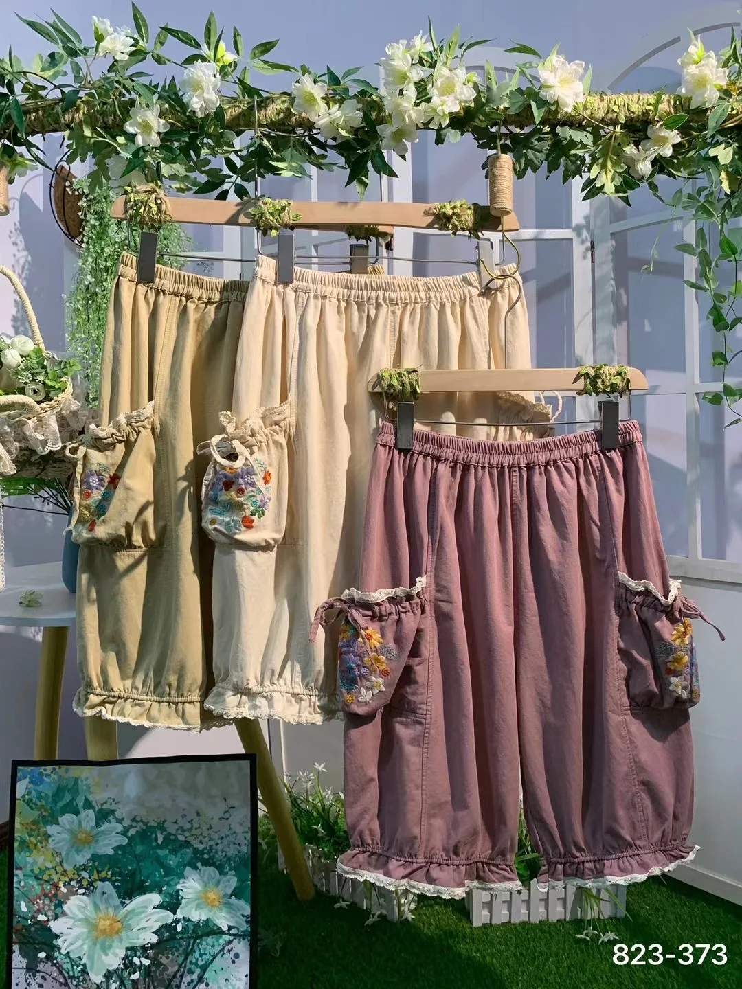 Japanese Small Fresh Embroidered Pants Loose Elastic Waist Patchwork Double Pocket Lace-up Knee Length Pants
Japanese Small Fresh Embroidered Pants Loose Elastic Waist Patchwork Double Pocket Lace-up Knee Length Pants