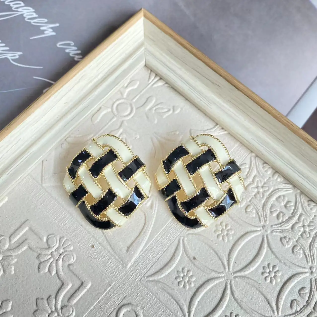 CC Style Fashion Luxury Black White Checkerboard Ear Stud 925 Silver Pin Earrings For Girl Simple Modern Jewlery Accessories
CC Style Fashion Luxury Black White Checkerboard Ear Stud 925 Silver Pin Earrings For Girl Simple Modern Jewlery Accessories
