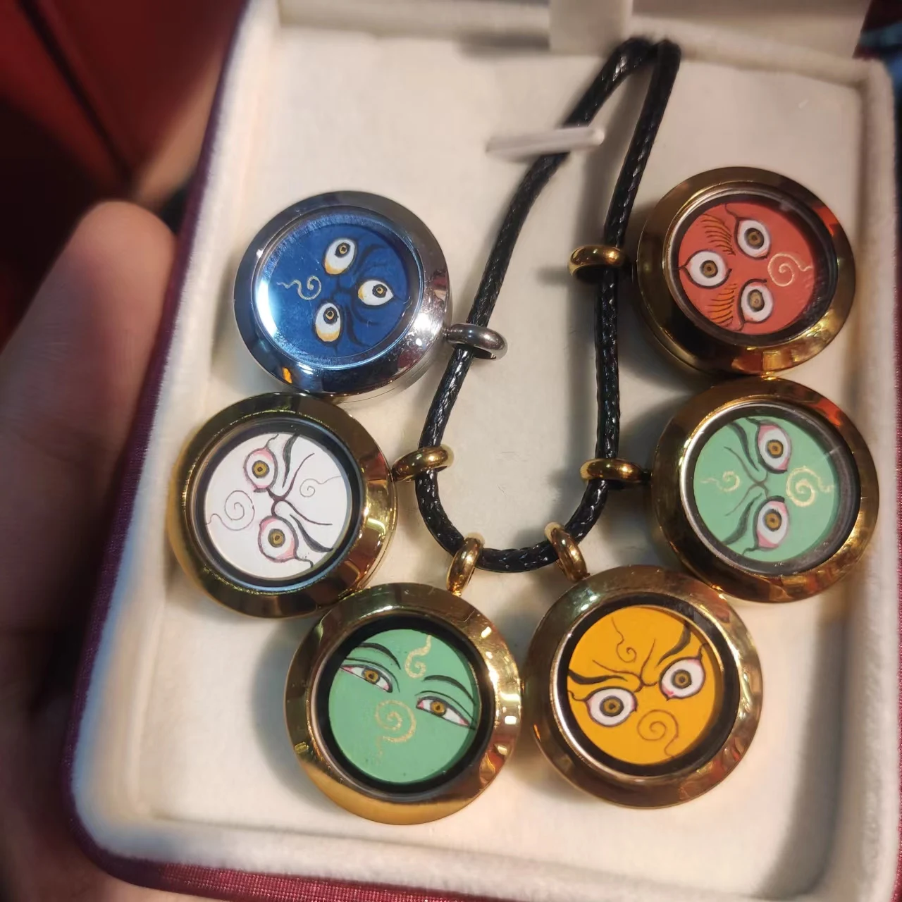 1pcs/lot Tibetan master hand-painted green crossing mother red green yellow white black Gawu box pendant highland barley saffron
1pcs/lot Tibetan master hand-painted green crossing mother red green yellow white black Gawu box pendant highland barley saffron