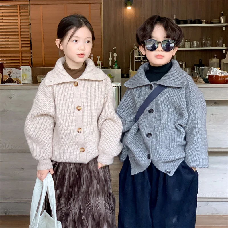 Korean sweater 2023 autumn and winter new children's padded knit cardigan baby sweater coat
Korean sweater 2023 autumn and winter new children's padded knit cardigan baby sweater coat