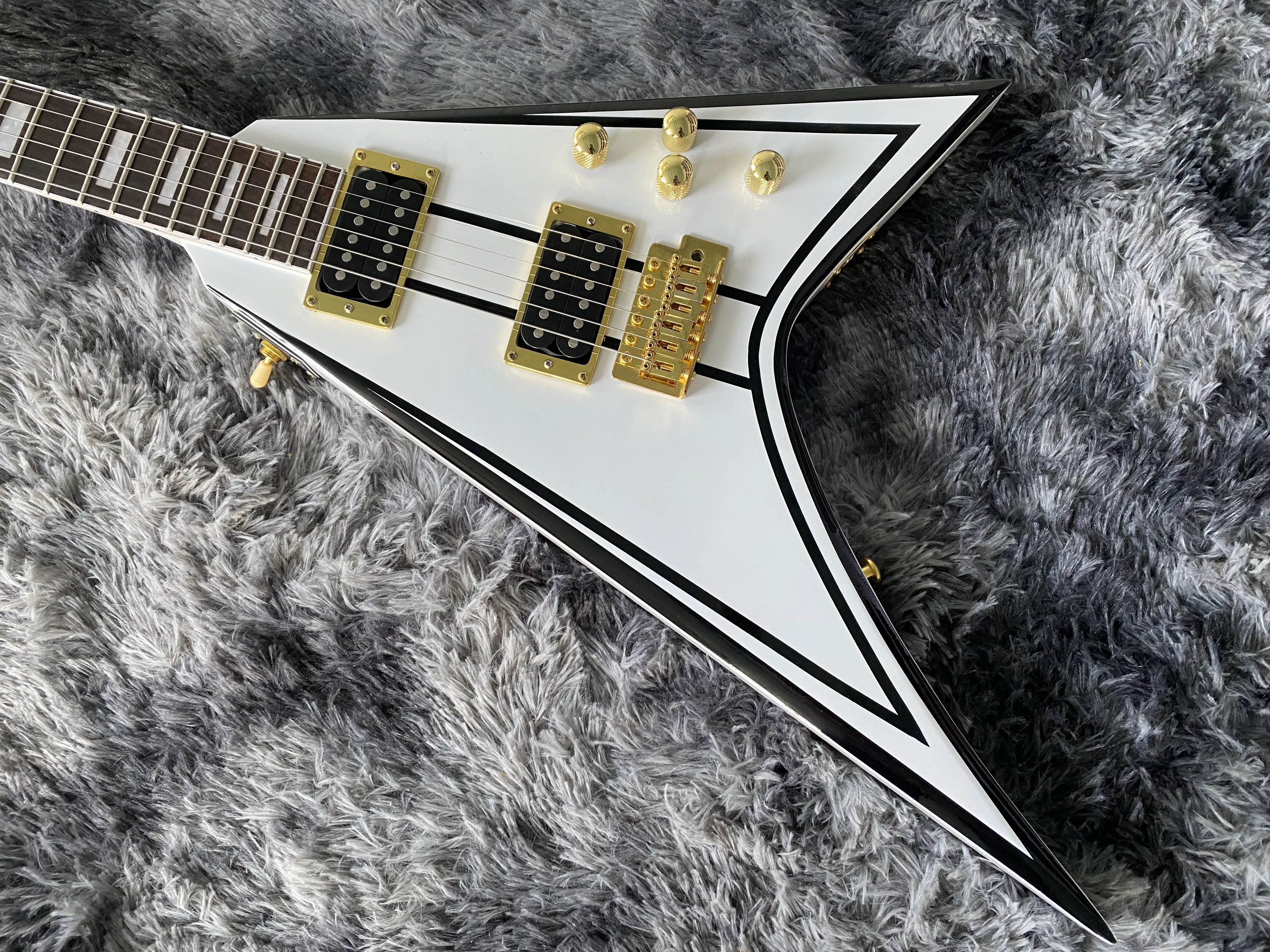 Китайская электрическая гитара Flying V с белыми и черными линиями, золотая фурнитура
Китайская электрическая гитара Flying V с белыми и черными линиями, золотая фурнитура