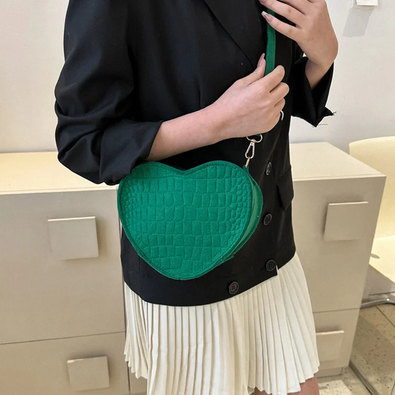 Small Female Bag Fashion Luxury Designer Handbag Heart Europe Bags for Women Bolsas Purse Women's Shoulder Messenger 2023 Trend
Small Female Bag Fashion Luxury Designer Handbag Heart Europe Bags for Women Bolsas Purse Women's Shoulder Messenger 2023 Trend