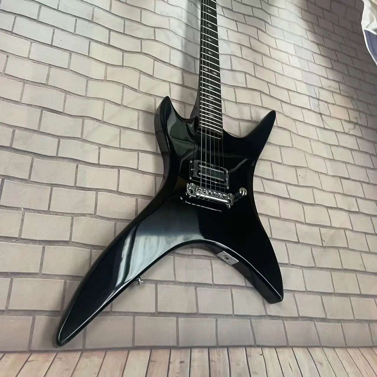 B. 6-струнная интегрированная электрическая гитара C-style, черный корпус, с высоким блеском, фингерборд из розового дерева, дорожка из кленового дерева, закрытый пикап 
B. 6-струнная интегрированная электрическая гитара C-style, черный корпус, с высоким блеском, фингерборд из розового дерева, дорожка из кленового дерева, закрытый пикап