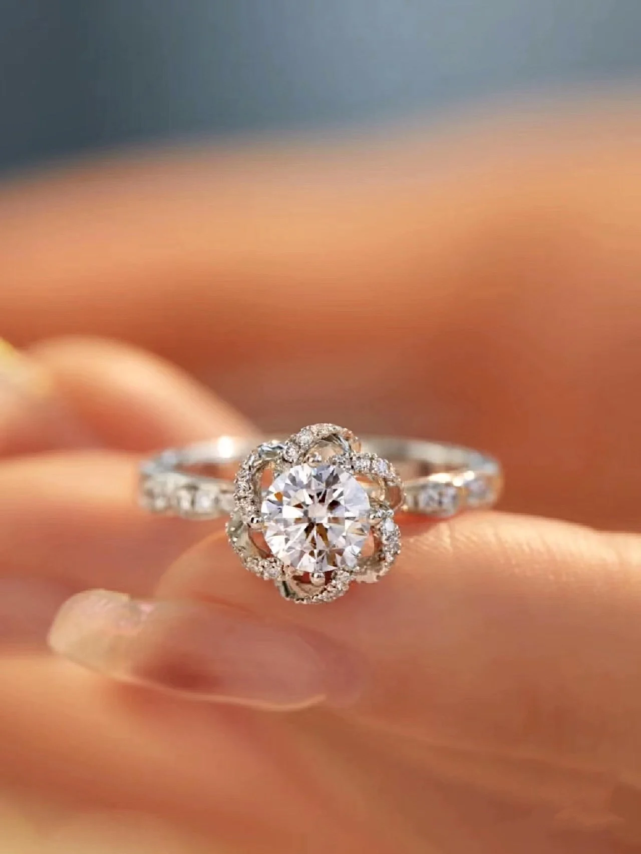 New 1 carat D color Moissanite ring Rose flowers Moissanite diamond ring for Valentine's Day gift
New 1 carat D color Moissanite ring Rose flowers Moissanite diamond ring for Valentine's Day gift