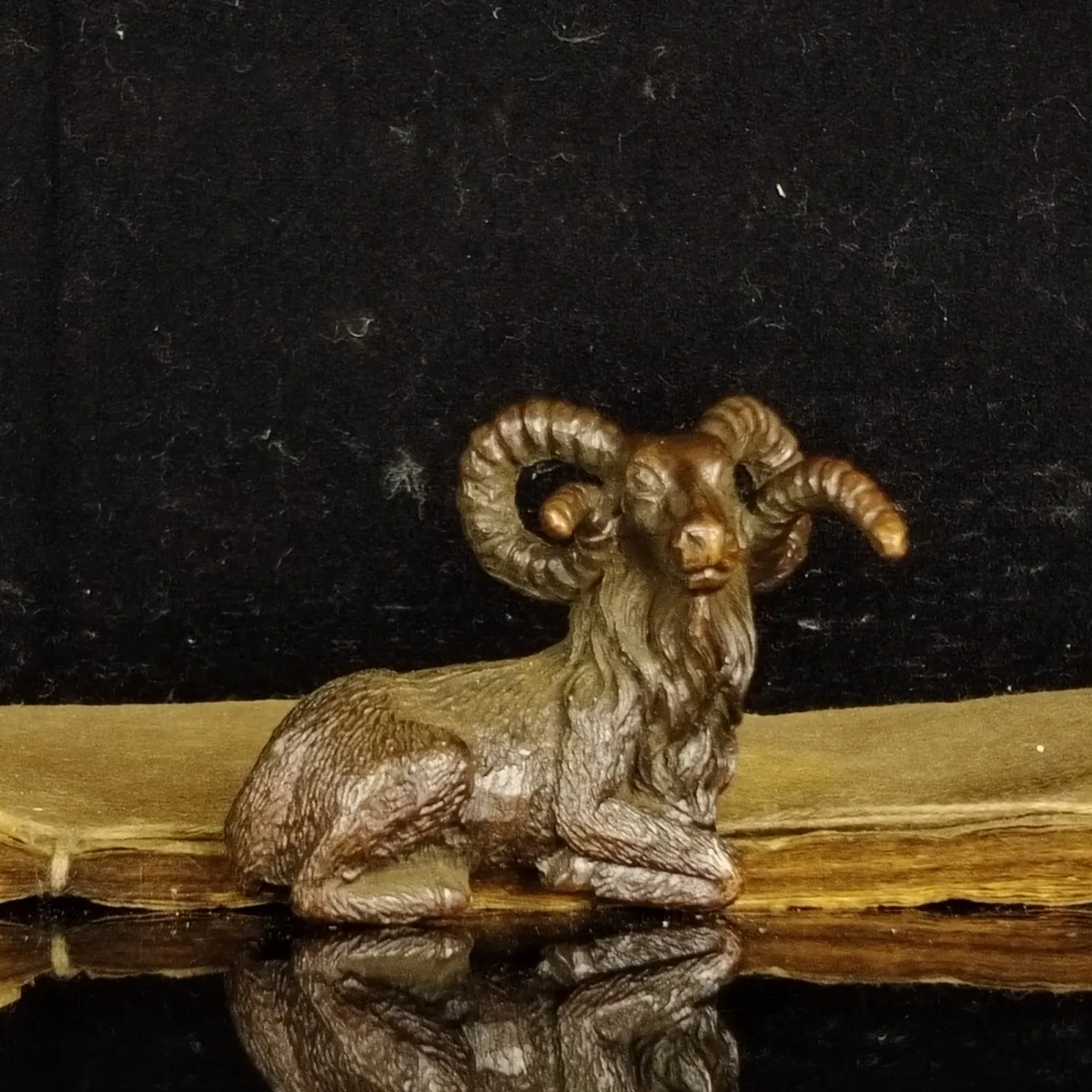 Bronze Goat Decorative Figurine Miniature Metal Simulation Goat Model Crafts Home Desktop Retro Decoration Animal Statue
Bronze Goat Decorative Figurine Miniature Metal Simulation Goat Model Crafts Home Desktop Retro Decoration Animal Statue