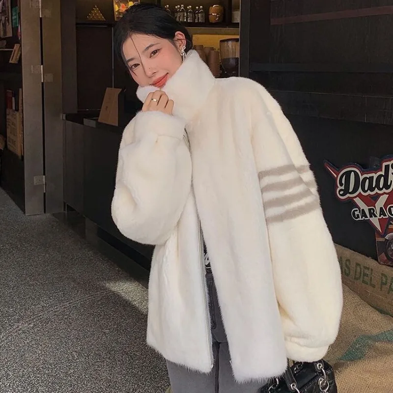 2023 Winter New Women Faux Fur Coat Mid Length Version Loose Outwear Thicken Warm Stand Collar Outcoat Fashion Casual Parkas
2023 Winter New Women Faux Fur Coat Mid Length Version Loose Outwear Thicken Warm Stand Collar Outcoat Fashion Casual Parkas