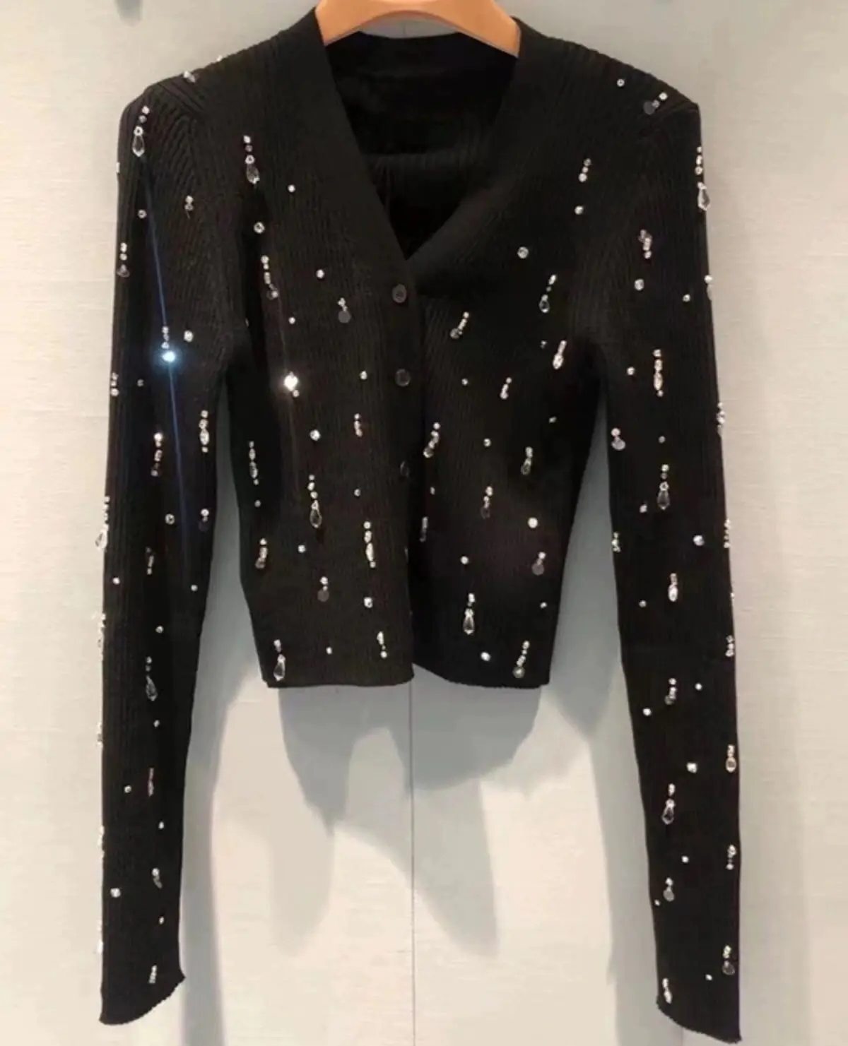 High Quality Women Beaded Diamond Sequined Long Sleeved Knitted Cardigan V-neck Black Slim Early Autumn New Short Sweater Women
High Quality Women Beaded Diamond Sequined Long Sleeved Knitted Cardigan V-neck Black Slim Early Autumn New Short Sweater Women