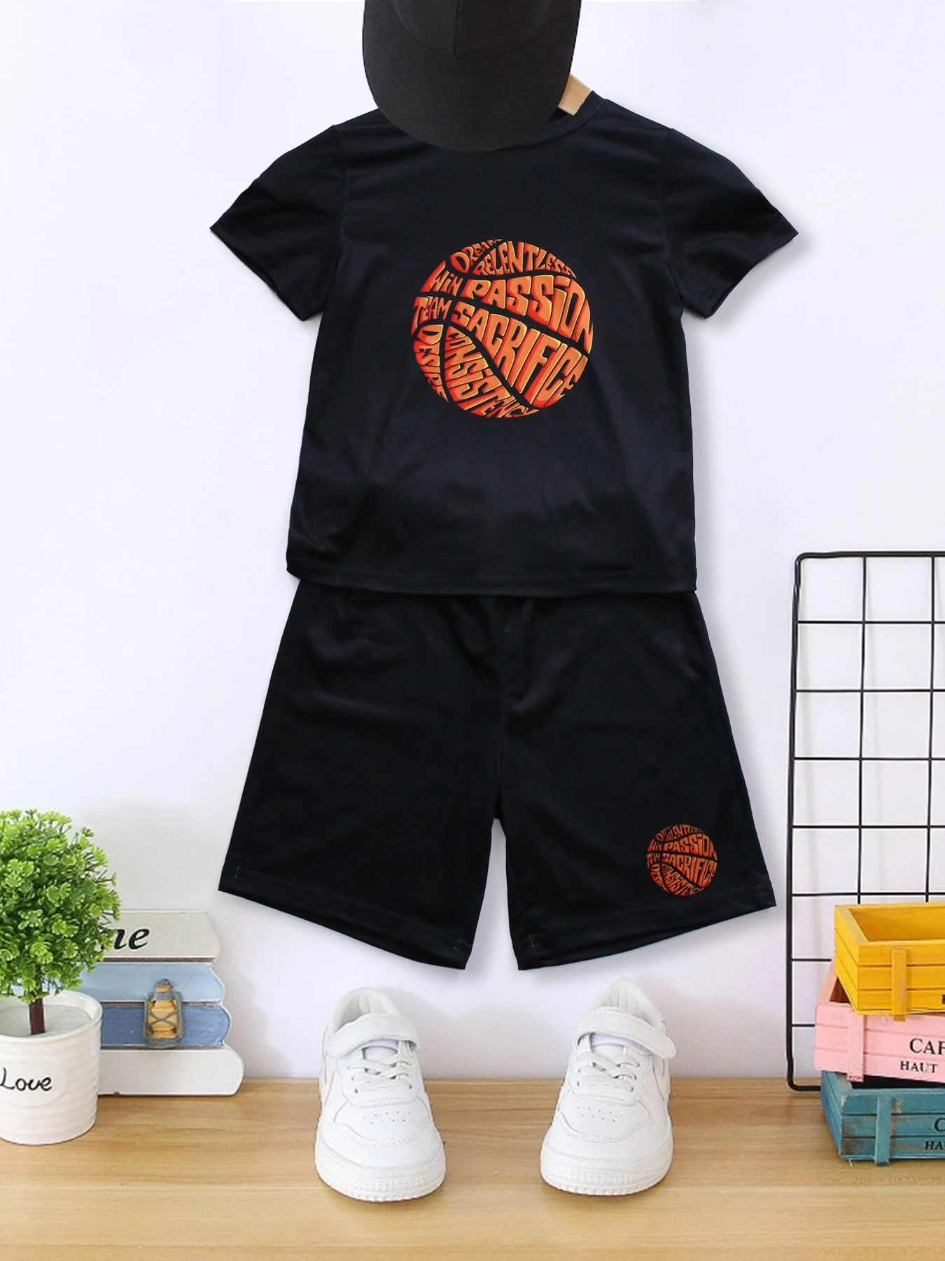 

Boys 2-piece Pajama Set Cartoon Basketball Print Crew Neck Short Sleeve T-shirt + Matching Shorts Comfy Loungewear