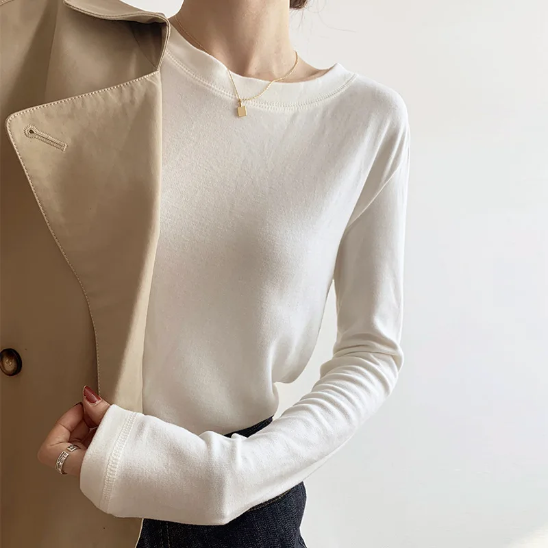 White velvet bottoming shirt with round neck and versatile slim long-sleeved T-shirt and velvet sanding coat.
White velvet bottoming shirt with round neck and versatile slim long-sleeved T-shirt and velvet sanding coat.