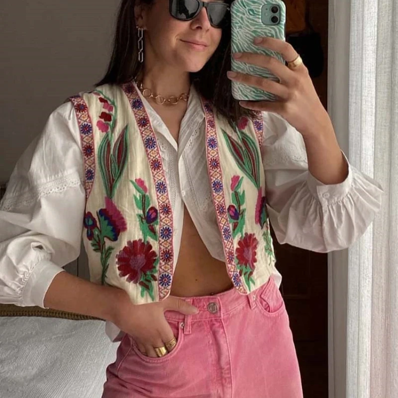 Vintage Floral Embroidery Open Waistcoat Women Chic National Style Vest Jacket Casual Patchwork V Neck Vacation Female Crop Tops
Vintage Floral Embroidery Open Waistcoat Women Chic National Style Vest Jacket Casual Patchwork V Neck Vacation Female Crop Tops