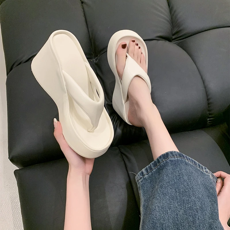 

High heeled and thick soled herringbone sandals with feet clipped, 2024 summer new fashion women's sandals for external wear