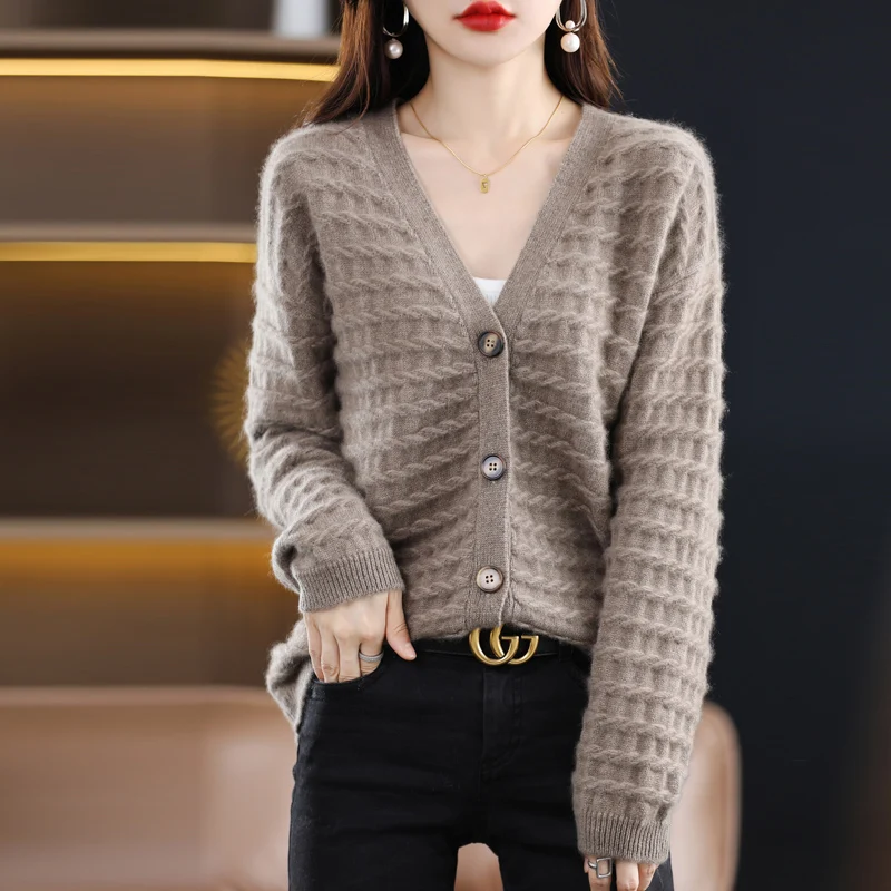 Autumn And Winter New Wool V-Neck Horizontal Twist Flower Cardigan Women's Loose Outer Wear Long-Sleeved Knitted Sweater Coat
Autumn And Winter New Wool V-Neck Horizontal Twist Flower Cardigan Women's Loose Outer Wear Long-Sleeved Knitted Sweater Coat