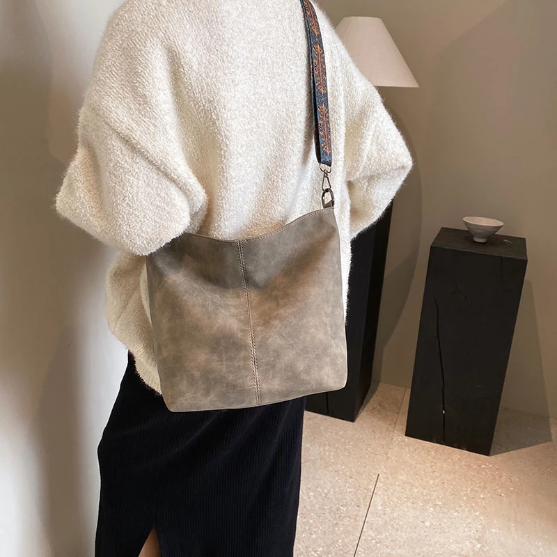 Large Capacity New Trend Retro Women's Single Shoulder Crossbody Bag Fashion Outdoor Versatile Commuter Casual Bucket Tote Bags
Large Capacity New Trend Retro Women's Single Shoulder Crossbody Bag Fashion Outdoor Versatile Commuter Casual Bucket Tote Bags