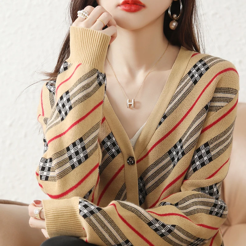 Spring and Autumn New Pure Cotton Contrast V-Neck Knitted Cardigan Small Fragrant Coat Stripe Loose Outerwear Women's Top
Spring and Autumn New Pure Cotton Contrast V-Neck Knitted Cardigan Small Fragrant Coat Stripe Loose Outerwear Women's Top