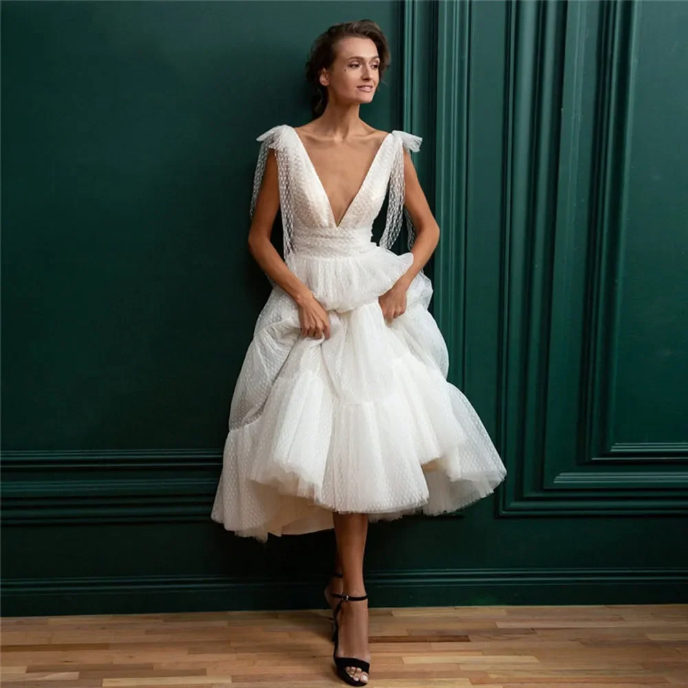 Sexy Deep V-Neck Short Wedding Dresses Sleeveless Lace Appliques Backless Beach Bridal Gown Tulle Bow Tea Length Gown
Sexy Deep V-Neck Short Wedding Dresses Sleeveless Lace Appliques Backless Beach Bridal Gown Tulle Bow Tea Length Gown