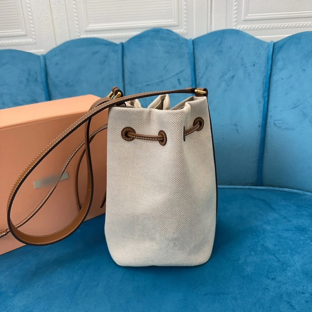New Fashion Women's Cowhide Basket Bag Canvas Bucket Handbag Commuter Large Capacity tote bag Pattern Top Handle luxury bag
New Fashion Women's Cowhide Basket Bag Canvas Bucket Handbag Commuter Large Capacity tote bag Pattern Top Handle luxury bag