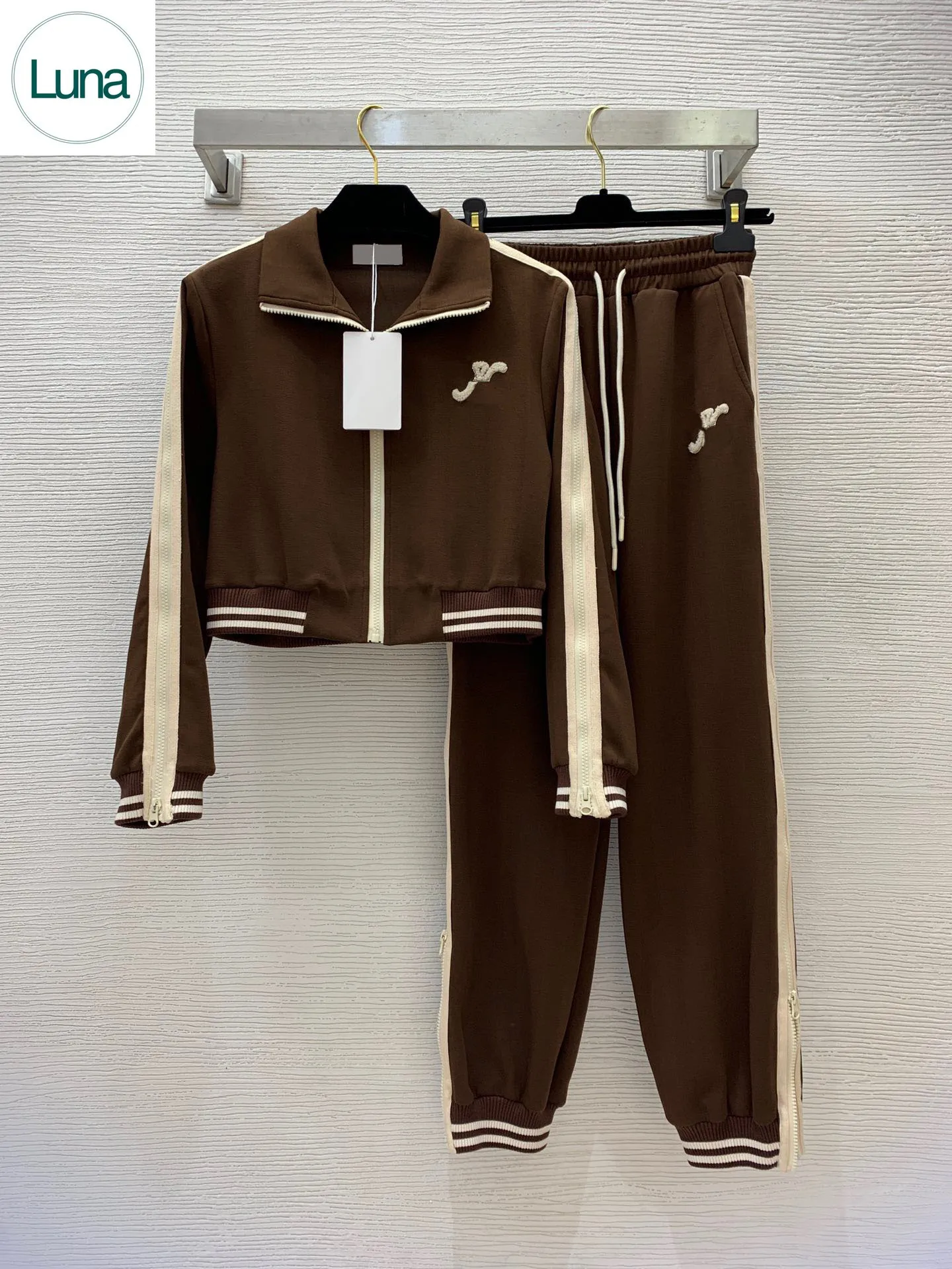2023 casual and versatile short sleeved jacket+drawstring elastic sports pants and pants set
2023 casual and versatile short sleeved jacket+drawstring elastic sports pants and pants set