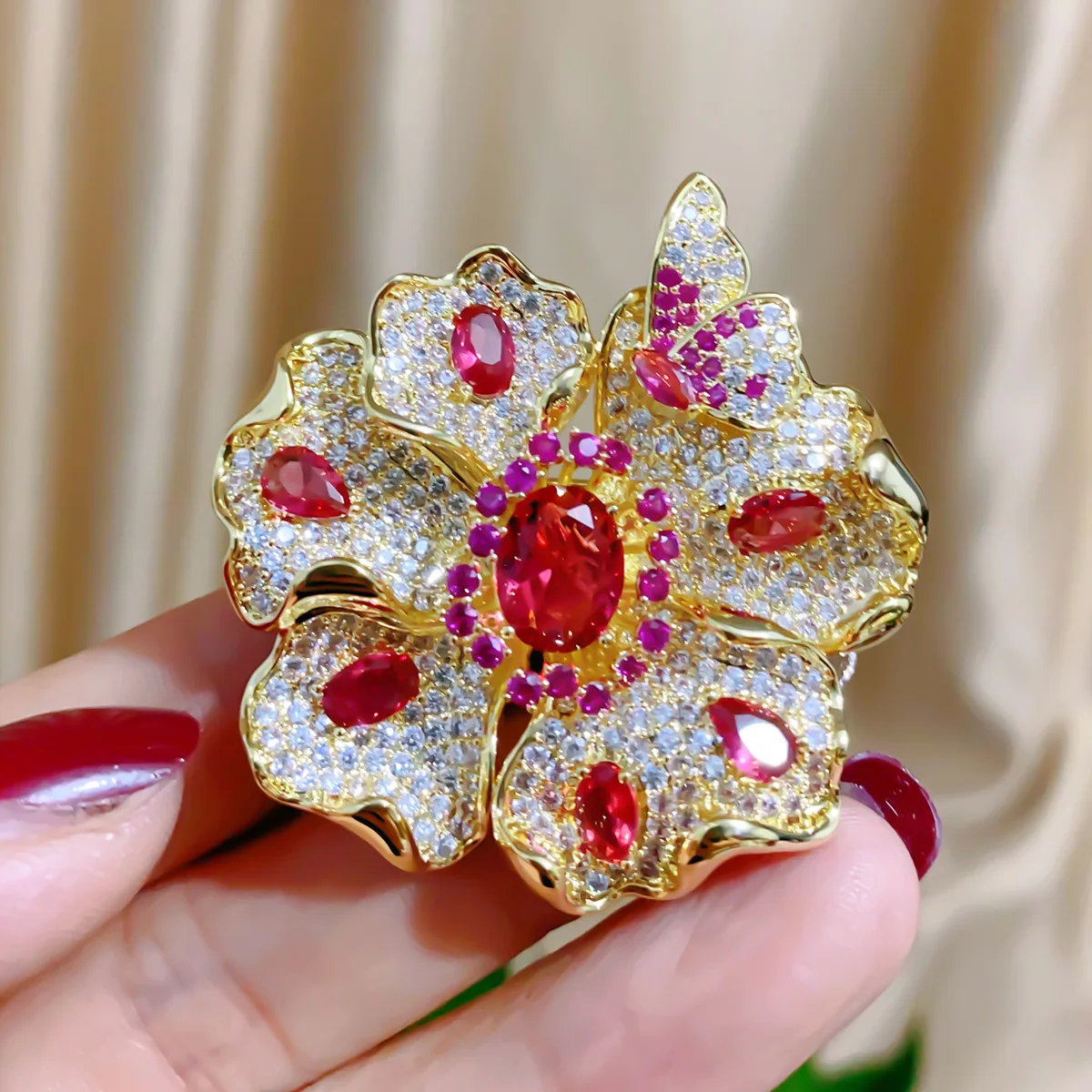 

Court Polka, Ruby Three-dimensional Flower Brooch, Corsage, Female Colored Gem, Light Luxury, Full Diamond, Zircon, Suit Pin