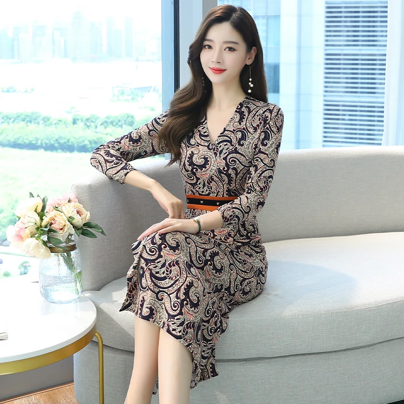 2023autumn New Bohemia Retro Dress Fashionable Korean Version V-neck Long Sleeve Printed Women Temperament Mid-length Skirt T668
2023autumn New Bohemia Retro Dress Fashionable Korean Version V-neck Long Sleeve Printed Women Temperament Mid-length Skirt T668