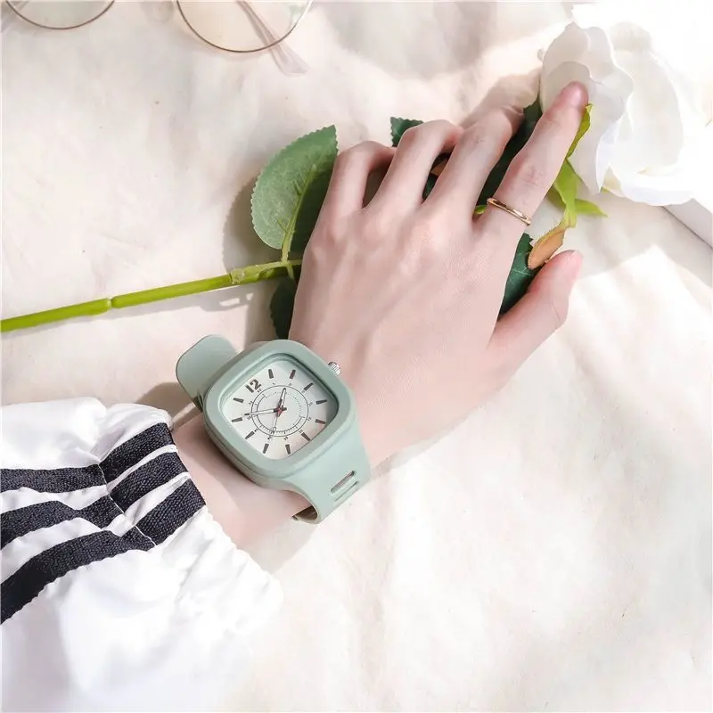 New Fashion Women Men Quartz Watch Mens Women Watches Luxury Classic Retro Big diamond Wristwatches
New Fashion Women Men Quartz Watch Mens Women Watches Luxury Classic Retro Big diamond Wristwatches