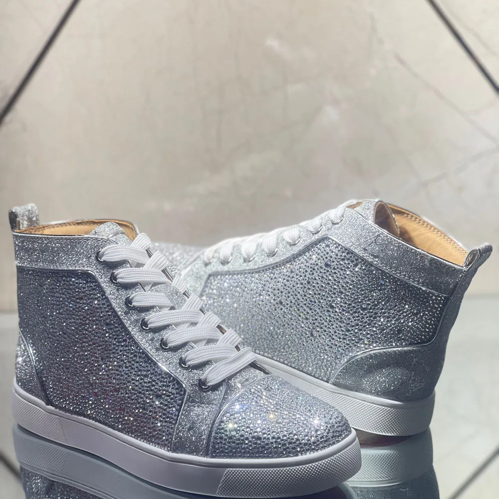 Высокие Серебристые туфли со стразами и красной подошвой для мужчин и женщин, тиснение, кожа, шипы со стразами, повседневные лоферы на плоской подошве, кроссовки, обувь для пар
Высокие Серебристые туфли со стразами и красной подошвой для мужчин и женщин, тиснение, кожа, шипы со стразами, повседневные лоферы на плоской подошве, кроссовки, обувь для пар