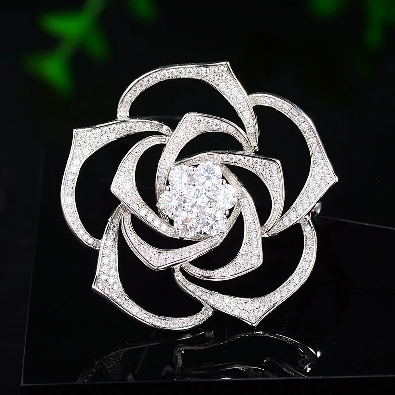 

Spring New Elegant Hollow Camellia Brooch Luxury Zirconium-encrusted Corsage Coat Accessories Pin Delicate Fashion Female Broche