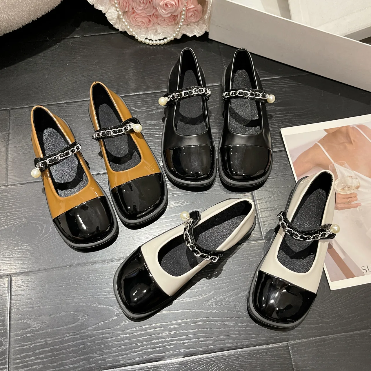 Женские кроссовки на низком каблуке, с жемчугом
Женские кроссовки на низком каблуке, с жемчугом