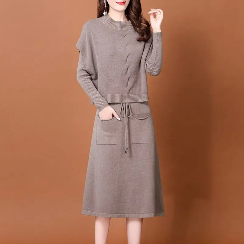 2023 Women Spring Autumn Elegant Two Piece Set Female V-neck Sweater Dress and Loose Knit Vest Tops Ladies Knitted Suits U368
2023 Women Spring Autumn Elegant Two Piece Set Female V-neck Sweater Dress and Loose Knit Vest Tops Ladies Knitted Suits U368