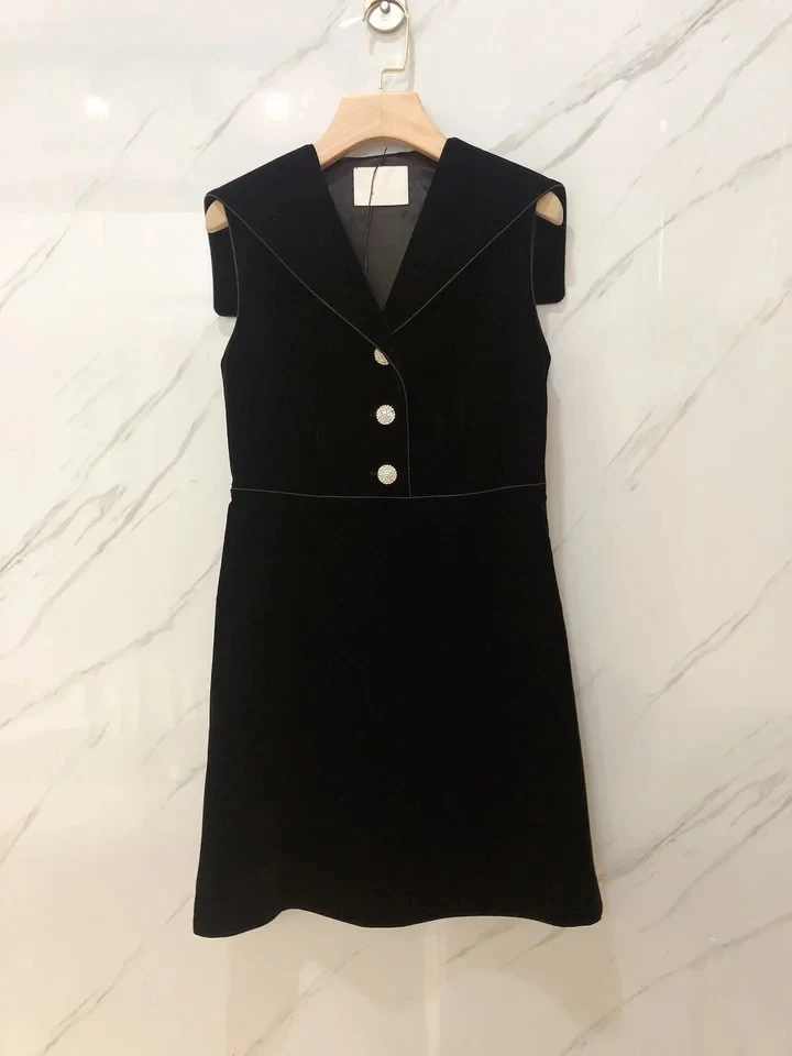 2024 Spring/Summer New Celebrity Black Velvet V-neck Large Flip Collar A-line Tank dress woman Sleeveless mini skirt
2024 Spring/Summer New Celebrity Black Velvet V-neck Large Flip Collar A-line Tank dress woman Sleeveless mini skirt