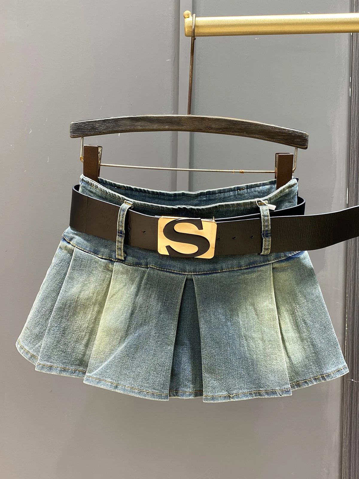 Denim mini skirt female early autumn retro Slim-fit culottes pleated skirts European and American style
Denim mini skirt female early autumn retro Slim-fit culottes pleated skirts European and American style