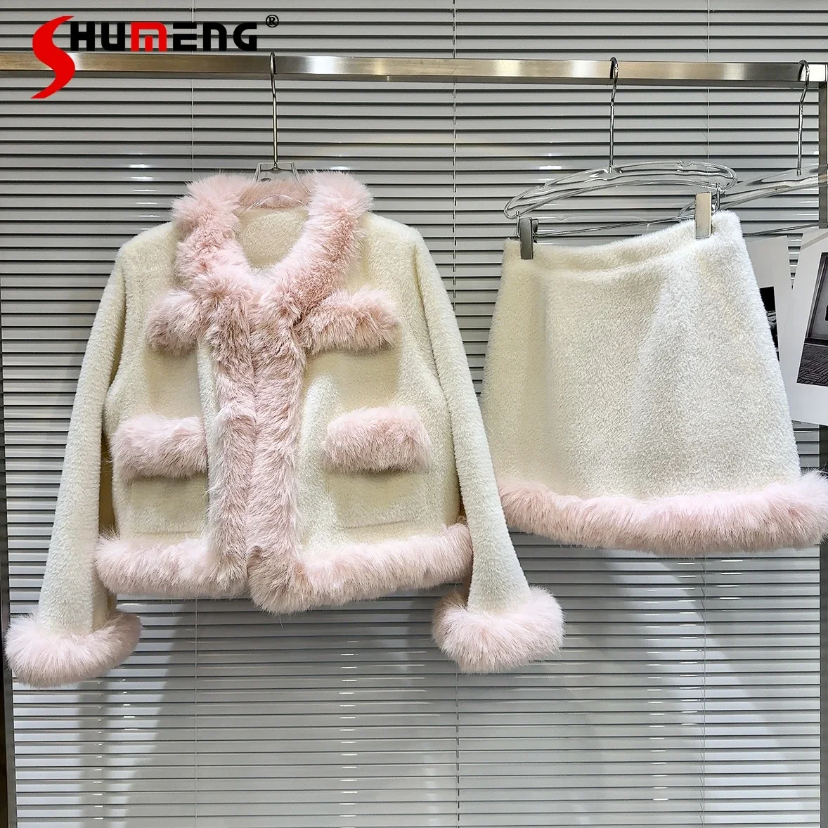 Модная трендовая зимняя одежда, новинка 2023, женское Стеганое пальто с длинным рукавом, контрастный цвет, мини-юбка, теплые женские комплекты из двух предметов
Модная трендовая зимняя одежда, новинка 2023, женское Стеганое пальто с длинным рукавом, контрастный цвет, мини-юбка, теплые женские комплекты из двух предметов