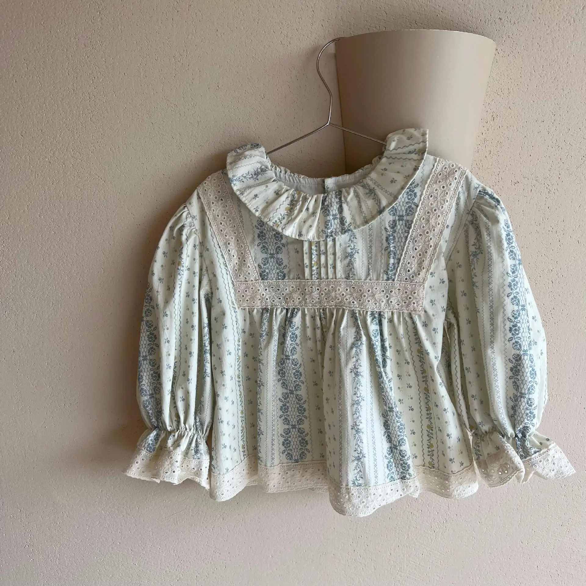 Блузка Детская осенняя в Корейском стиле, свободная рубашка с отложным воротником и расклешенными рукавами, с разными цветами, милый живой стиль 
Блузка Детская осенняя в Корейском стиле, свободная рубашка с отложным воротником и расклешенными рукавами, с разными цветами, милый живой стиль