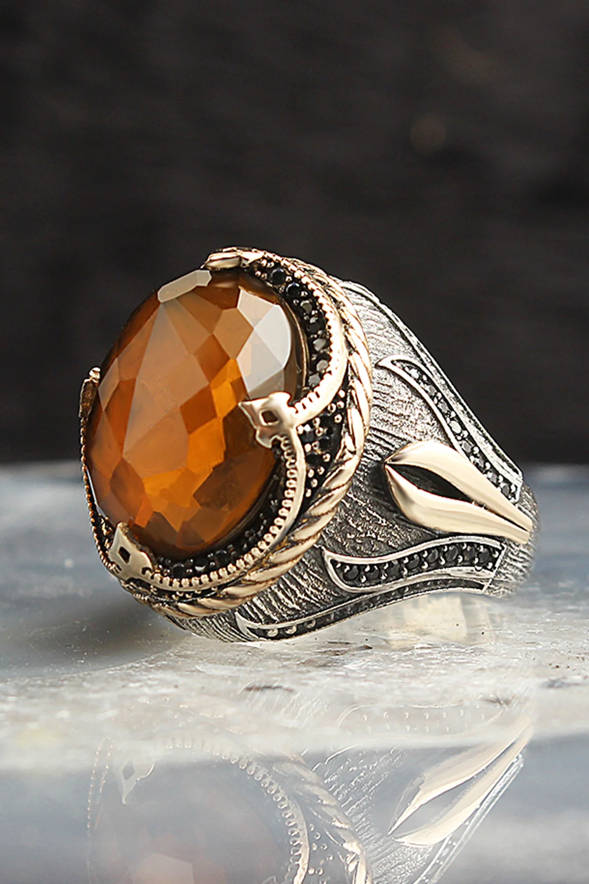 Мужское серебряное кольцо с фианитом
Мужское серебряное кольцо с фианитом