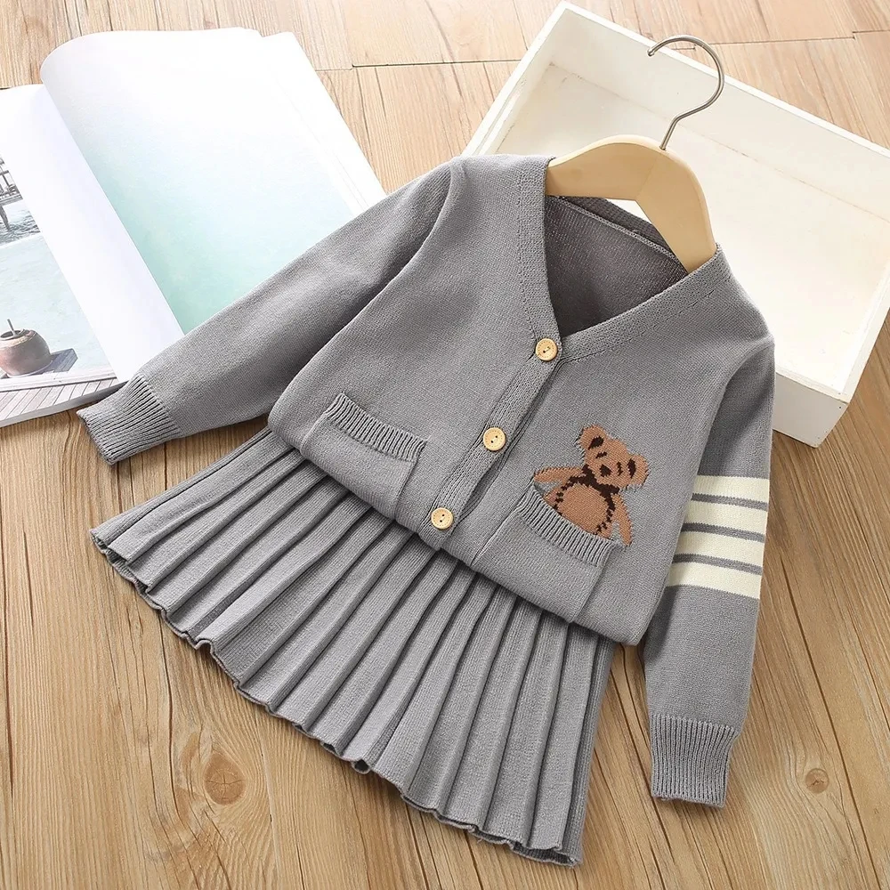 Girls Sweater Set Autumn Long Sleeve Knit Set New Girls V-Neck Little Bear Printed Knit Top+Pleated Skirt Two Piece Set
Girls Sweater Set Autumn Long Sleeve Knit Set New Girls V-Neck Little Bear Printed Knit Top+Pleated Skirt Two Piece Set