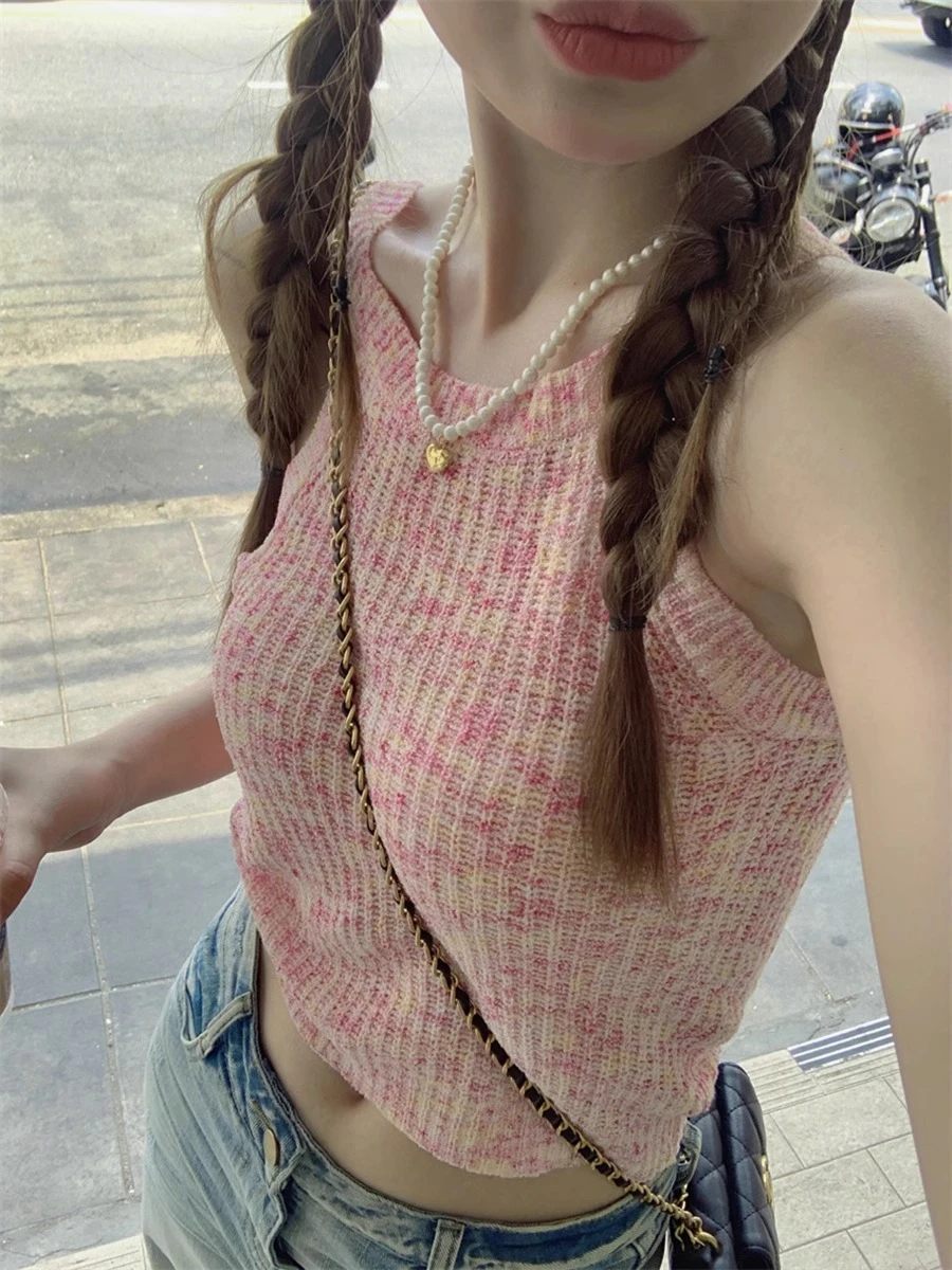 Sweet Spice Girl strapless short section knitted halter small vest female summer new outside Slim thin design sense of the tops
Sweet Spice Girl strapless short section knitted halter small vest female summer new outside Slim thin design sense of the tops