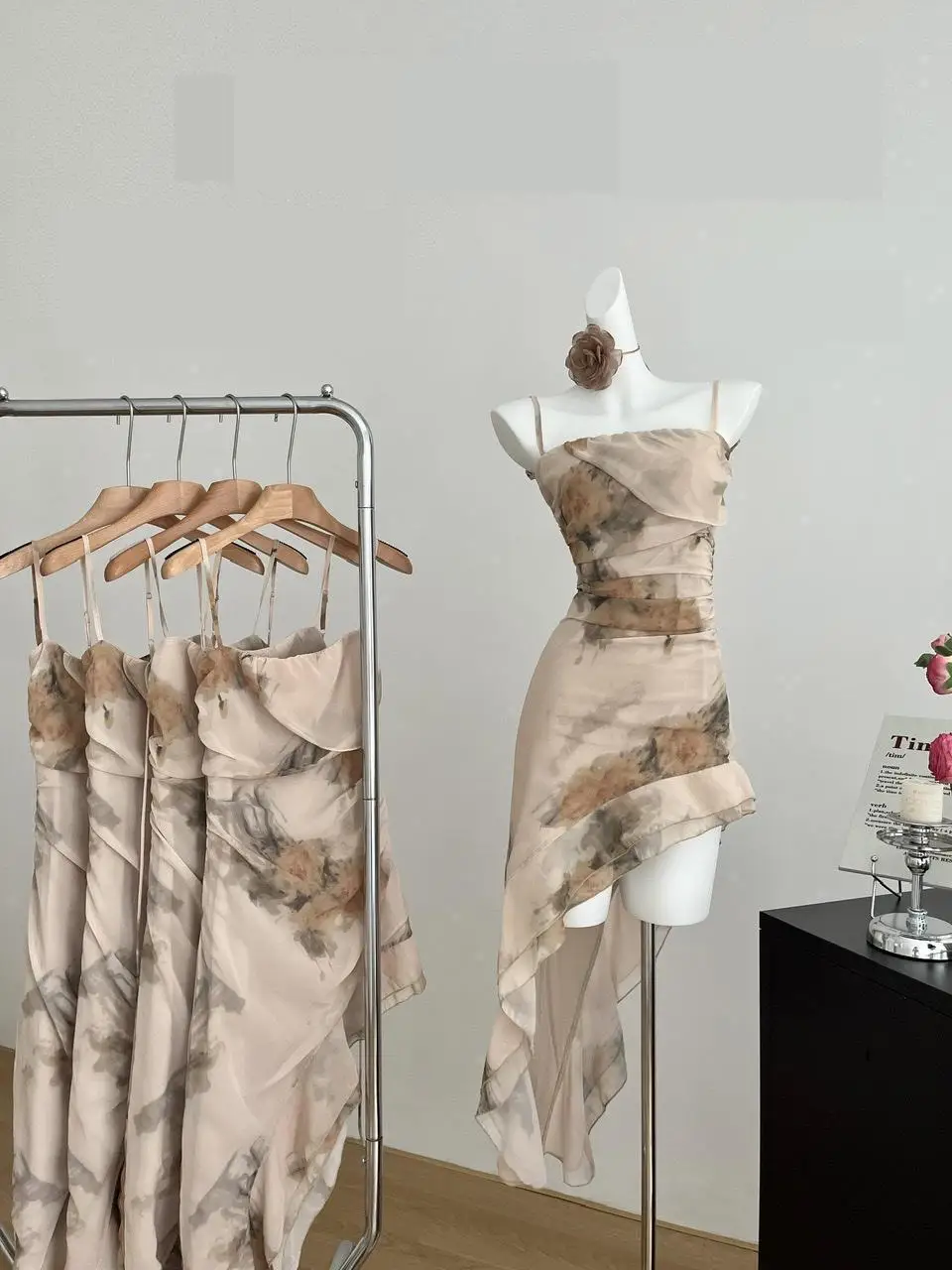 Women's Sexy Floral Strap Irregular Dress Lady Summer Streetwear Sleeveless Slim Pleated Dress
Women's Sexy Floral Strap Irregular Dress Lady Summer Streetwear Sleeveless Slim Pleated Dress