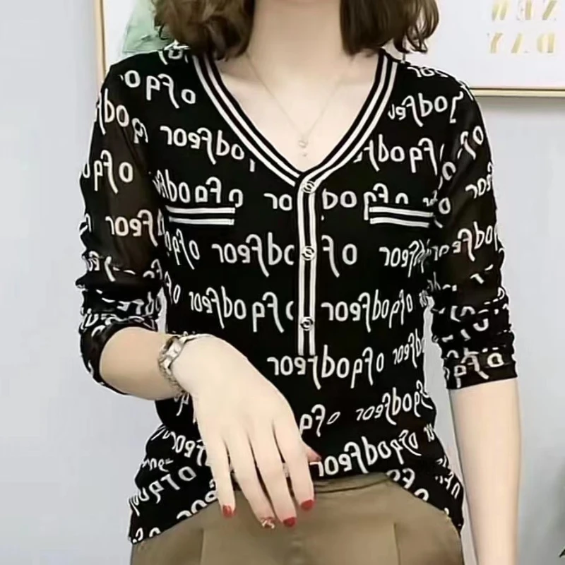 

Middle-aged Women's Spring New Long-sleeved T-shirt V-neck Loose Stitching Single-breasted Letter Stone Printing Commuter Korean