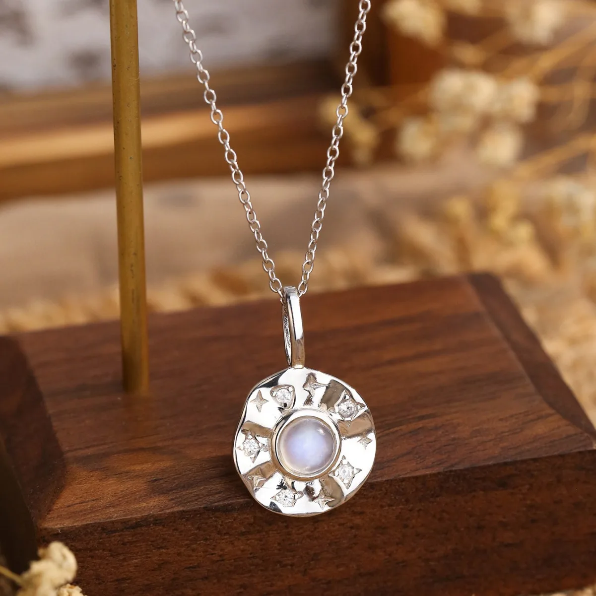 Hot Selling S925 Silver New Round Moonlight Stone Fashionable and Elegant Women's Necklace in Europe and America
Hot Selling S925 Silver New Round Moonlight Stone Fashionable and Elegant Women's Necklace in Europe and America