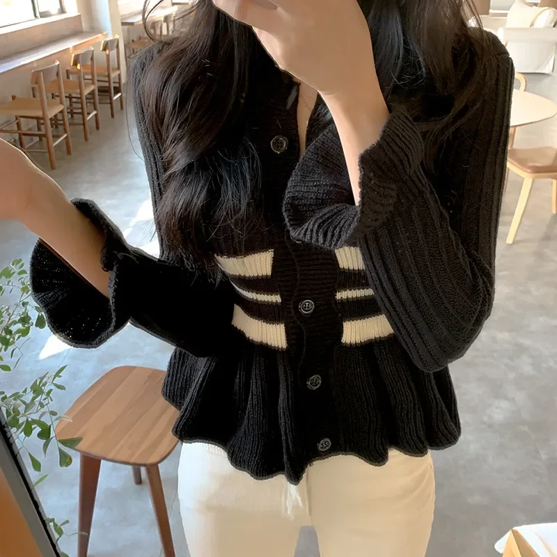 2021 Autumn Winter Women Sweaters Female Cardigan Knitted Coat Splicing Striped O-neck Elegant Office Lady Knit Ruffled Tops New
2021 Autumn Winter Women Sweaters Female Cardigan Knitted Coat Splicing Striped O-neck Elegant Office Lady Knit Ruffled Tops New
