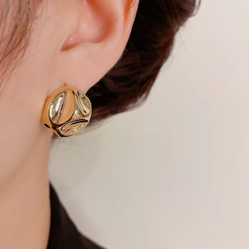 New French Minimalist Three-dimensional Metal Texture Earrings Women Fashion Exquisite Temperament Trendy Versatile Accessories
New French Minimalist Three-dimensional Metal Texture Earrings Women Fashion Exquisite Temperament Trendy Versatile Accessories