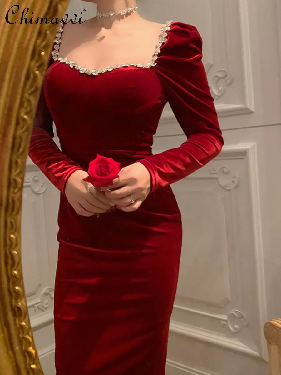 Spring and Autumn New Slim Fit Beads Rhinestone Black Pleuche Dress Women's Retro Square Collar Bubble Long Sleeve Midi Dress
Spring and Autumn New Slim Fit Beads Rhinestone Black Pleuche Dress Women's Retro Square Collar Bubble Long Sleeve Midi Dress